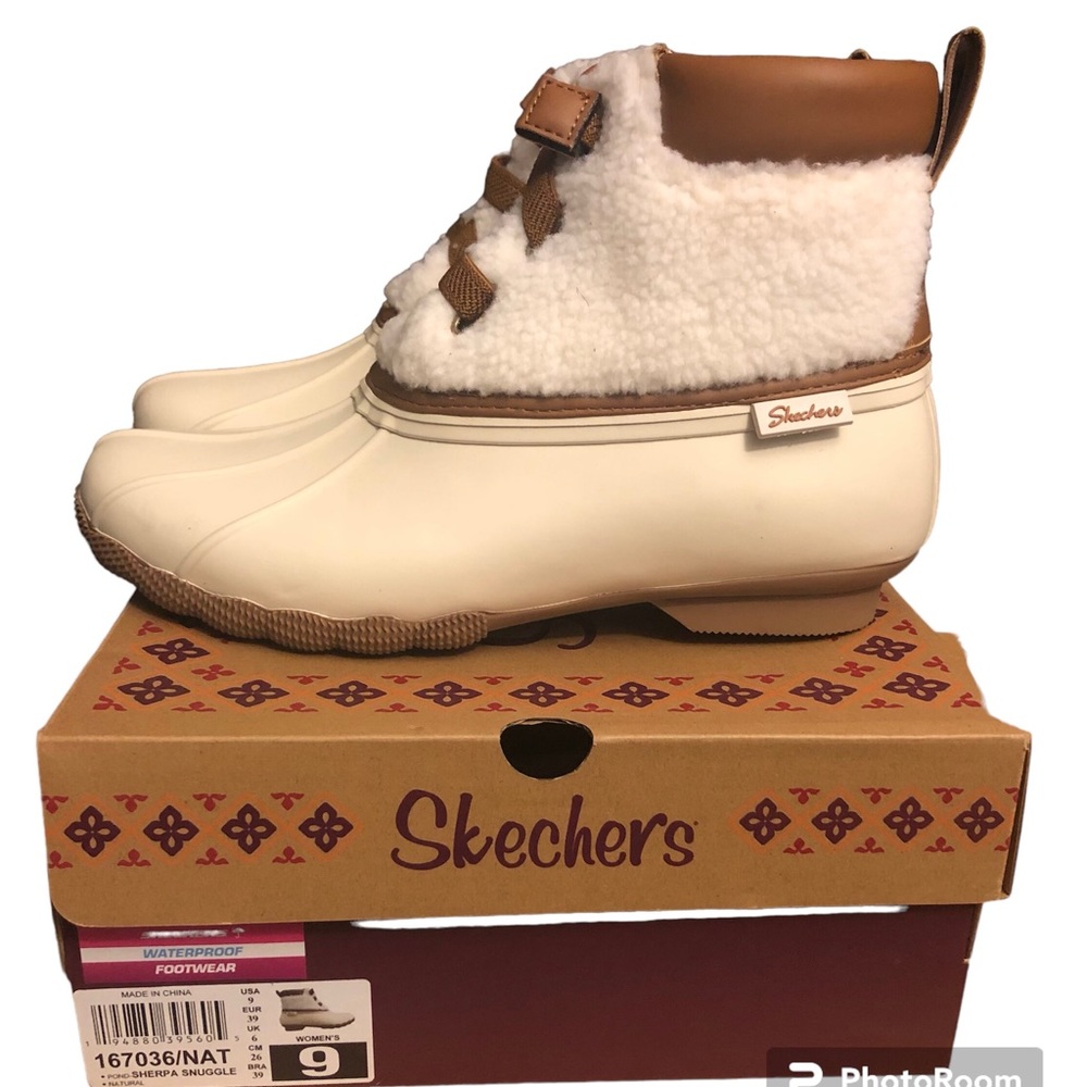 Womens Skechers Sherpa Snuggle Waterproof Boot Size 9 Natural in Color.